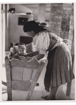 Szöllősy Kálmán - Hollókő (palóc anya gyermekével) (fotó) Szöllősy Kálmán - Hollókő (palóc anya gyermekével) (fotó), 0 antikvár könyv