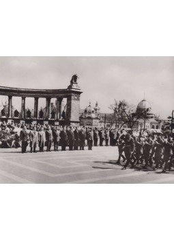 - Április 4-i ünnepség a Hősök terén 1957 (fénykép) - Április 4-i ünnepség a Hősök terén 1957 (fénykép), 0 antikvár könyv
