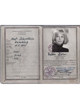 - Tordai Teri színésznő nyugatnémet menekült-útlevele Karin Horn hamburgi születésű titkárságvezető nevére kiállítva. Reiseausweis für Karin Horn Chef-Sekrätar., Hamburg 1965 antikvár könyv