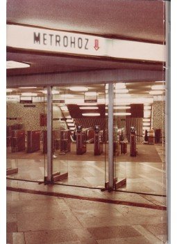  - Budapest – Metró. Színes fotódokumentáció a kettes (piros) metró teljes, Déli pályaudvar és Örs vezér tere közötti hálózatának átadása alakalmából. 16 színes fotó. A Képzőművészeti Alap Kiadóvállalat megbízásából a felvételeket készítette: Csobaji Előd és Tulok Ferenc. 1972., Budapest 1972 antikvár könyv