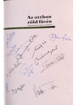 Dénes Tamás, Hegyi Iván, Lakat T. Károly - Az otthon zöld füvén (11 futballista által aláírva),  0 antikvár könyv