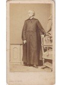 Borsos József - Liszt Ferenc (1811–1886) zongoraművész, komponista és karmester egész alakos, álló portréja papi öltözékben. Vizitkártya méretű felvétel, keményhátú fotókartonon.