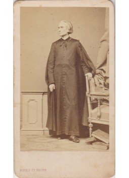 Borsos József - Liszt Ferenc (1811–1886) zongoraművész, komponista és karmester egész alakos, álló portréja papi öltözékben. Vizitkártya méretű felvétel, keményhátú fotókartonon., Budapest 1870 antikvár könyv