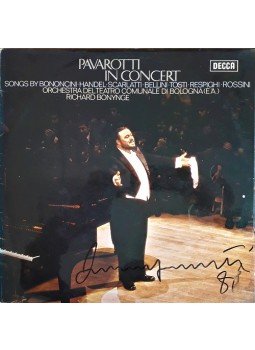 Pavarotti, Luciano - Luciano Pavarotti (1935–2007) olasz operaénekes aláírása az általa előadott „Pavarotti In Concert” című hangversenyfelvétel borítóján, London 1974 antikvár könyv