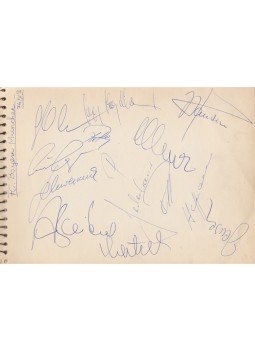  - Fotó- és aláírásgyűjtemény, a BEK-győztes Bayern München labdarúgó csapatának és sokan másoknak aláírásával (1974),  1974 antikvár könyv
