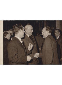 Farkas Tibor (fotó) - Kádár János kezet fog Beresztóczy Miklós címzetes préposttal (1960), Budapest 1960 antikvár könyv