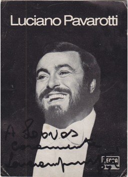 Pavarotti, Luciano - Luciano Pavarotti (1935–2007) olasz operaénekes dedikációja kiadói promóciós fotója előoldalán (1983), Milano 1983 antikvár könyv