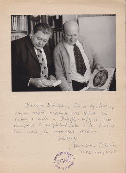  - Mácsai István festőművész albumot lapoz újlipótvárosi műtermében (Dedikált) (1982), Budapest 1982 antikvár könyv