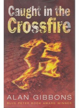 Alan Gibbons - Caught in the Crossfire Alan Gibbons - Caught in the Crossfire, London 2003 antikvár könyv