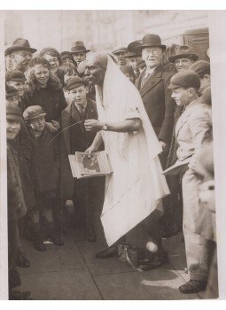  - Mahátma Gandhi indiai politikusnak öltözött brit egyetemista a Brightoni Kórház javára gyűjt (1950-es évek), Brighton 1950 antikvár könyv